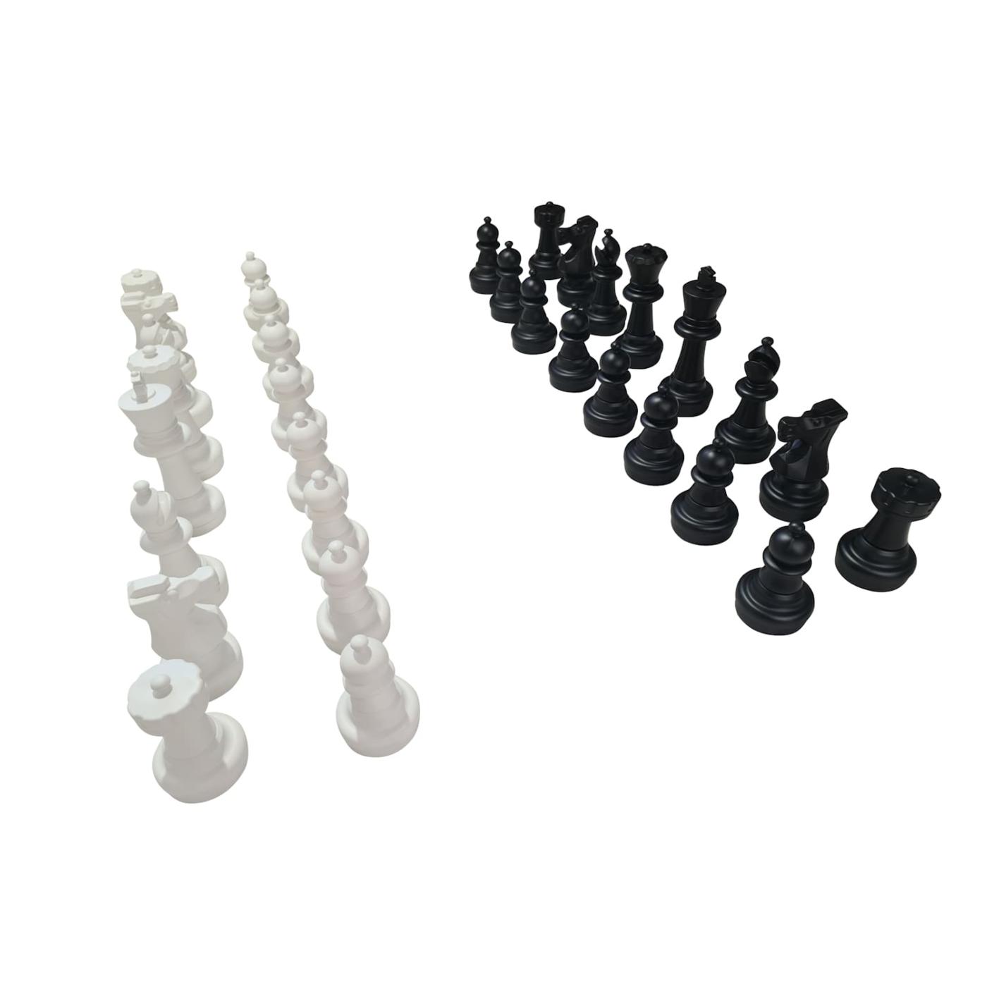Tabuleiro de xadrez ao ar livre com grandes peças de plástico