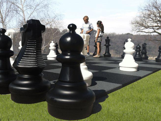 Tabuleiro de xadrez gigante incentiva alunos e atrai curiosos em